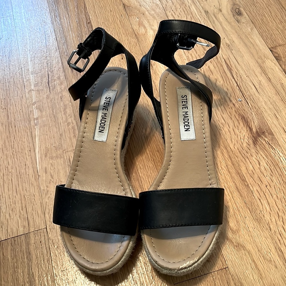 Black wedges